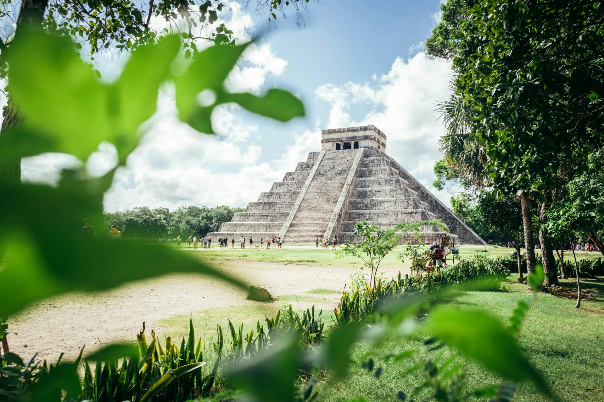 Pirámide de Kukulkán en Chichén Itzá bajo cielo azul