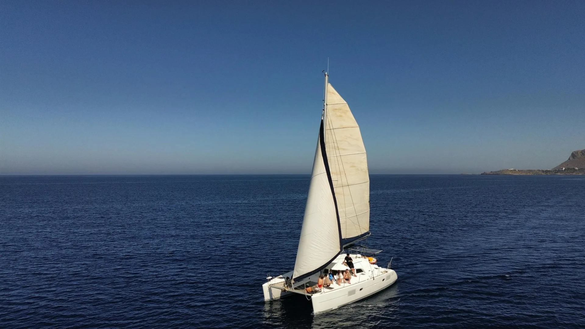Catamarán navegando en agua turquesa cerca de Isla Mujeres